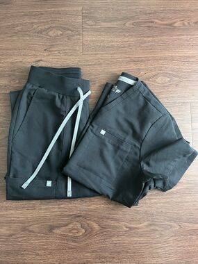 Fabletics Women’s Black Scrub Set